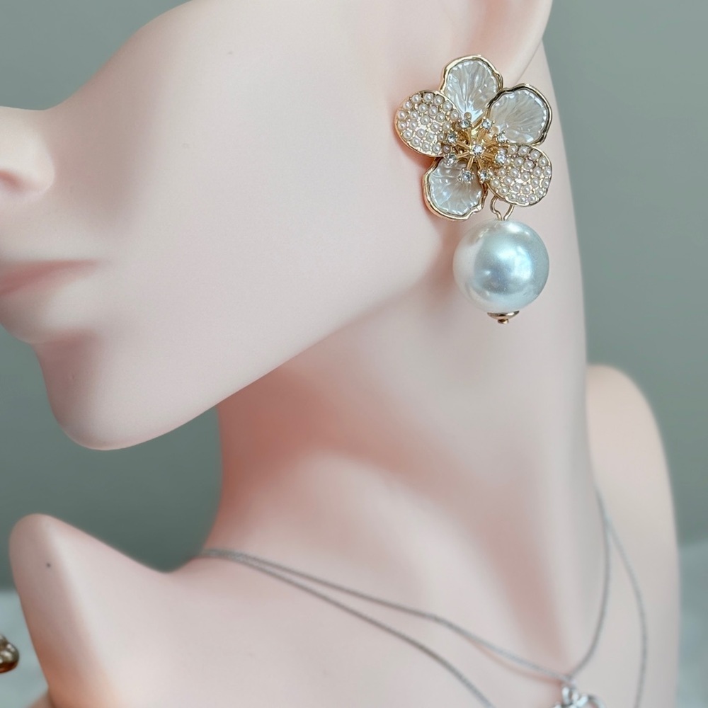 ⚜️ Elegant Gold and Pearl Flower Earrings - Picture 7 of 11
